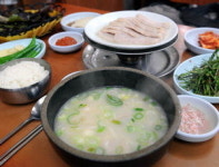 돼지국밥은 부산이 최고…관광객이 꼽은 가장 특색있는 먹거리