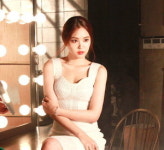 에이 핑크 손나은, 청순+성숙+섹시 매력 발산…남심 홀리는 뷰티 화보 공개