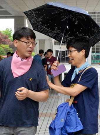 송경동 시인 항소심서 집행유예