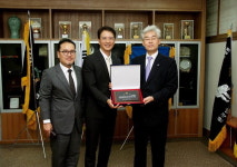 동의대, 엘리움병원그룹 박희석 병원장과 홍용수 대표에게 감사패 증정