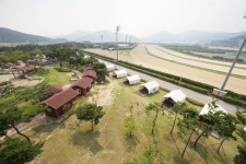 경마장에서 승마와 글램핑을 한번에
