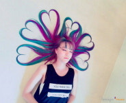 헬로비너스 라임, 머리 위 피어난 하트 알록달록 헤어컬러…켄달제너 SNS 사진 패러디