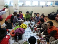 롯데몰 동부산점 샤롯데 봉사단원, 공수경로당 찾아 식사제공 봉사활동