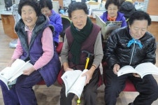 글도 못읽던 내가 시까지 지었어요…까막눈 뜬 할매들 손글씨로 작품집