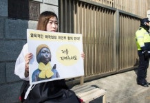 부산 일본 영사관에 인간 소녀상 등장...위안부 합의 반대