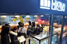 KTX 승객 발길 잡는 부산 빵 냄새