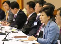 일자리 만드는 기업인이 애국자 朴 대통령, 노사·여야 한뜻 강조