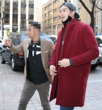 [포토] 윤균상, ‘무휼의 덩치’. 매니저 보다 머리 하나 더 커 (육룡이 나르샤 종방연)