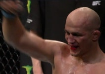 [UFC] 주니어 도스 산토스, 아웃복싱으로 로스웰에 압도적 승리 숫사자 부활