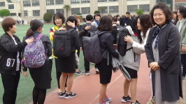 학생·교사·학부모에 활력소 된 아포날(아름다운 포옹의 날) 행사