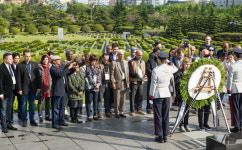 UN기념공원 찾은 세계평화기자포럼