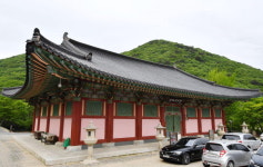 탱화는 반쯤 접혀 관객 맞고, 수장고는 물품창고 방불