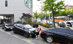 '스타벅스·맥도날드 스루' 도로점용료, 자판기보다 덜 낸다