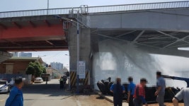 [영상] 부산대교 아래 상수도관 파손...1시간 동안 물줄기