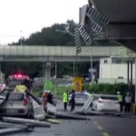 [영상] 동서고가 진입로에 방음벽 떨어져...운전자 1명 부상