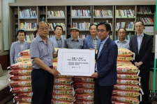 전포2동 사랑의봉사센터, 백미와 성금 주민센터에 전달