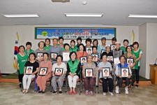부산 동래구 수민동 새마을부녀회, 장수사진 전달