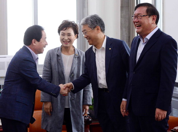 김민석 국무총리 후보, 여야 간 공방 치열…쓰레기 지라시 발언에도 비난 일침