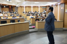 종교가 무엇인지 알고 싶어요 강의실 가득채운 대학생 열기