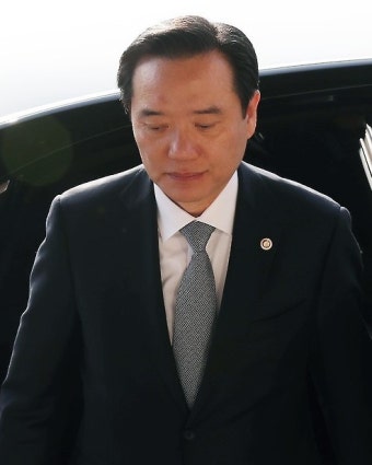 김현웅 법무부 장관 사표 수리... 최재경 수석은 보류