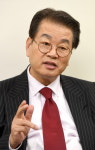 [피플&피플] 지역장학사업 활발히 전개 권혁운 아이에스동서 회장
