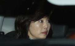 조윤선, 밤샘조사 후 귀가...PC에 블랙리스트 지시 흔적, 구속 여부 촉각