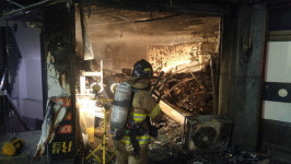 [영상] 부산 연제구 중앙대로변 오토바이 수리점에 원인 불상 불