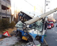 [버스 잇단 사고] 전봇대 들이받고…뒤로 밀려 벽 충돌