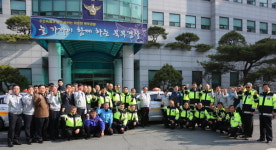 부산 북부경찰서, 모범택시 차량에 교통 안전 홍보스티커 부착 행사