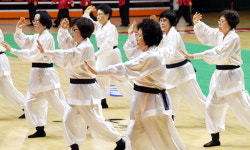 절도 있는 국학기공 시범