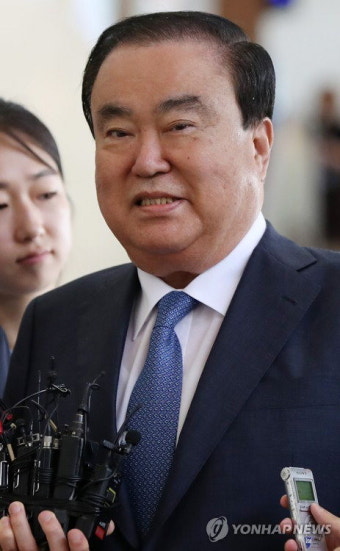 문희상 일본 특사, 日외무상 만나 
