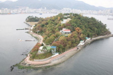 힐링공간 대변신 창원 돝섬, 매달 관광객 1만 명 찾는다
