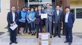 우리은행 부산경남동부영업본부와 마린시티지점, 후원금과 후원물품 전달