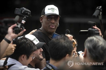 5번째 방북 마치고 귀국하는 로드먼…과거보다 소박해진 선물 '트럼프 저서' 이유는?