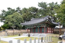 죽음으로써 나라에 보답하리라 선서바위 앞에 선 25의용단의 맹세