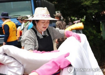 김정숙 여사, 대통령 부인 최초 수해복구 동참…“손가락 부상에도”