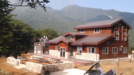 지리산 치밭목 대피소 새 단장