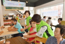 부산 동구 수정2동 주민협의회와 지역사회보장협의체, 수박과 팥빙수 대접