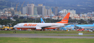 제주공항 활주로 타이어 펑크 원인 조종사 실수, 정비부실 등...일년 전에도 같은 일