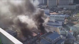 [영상] 부산 사하구 장림동 스펀지 공장 화재...시민 신고 빗발쳐