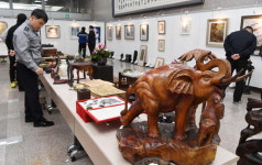 동곡갤러리 전시작품 감상하는 경찰청 방문객