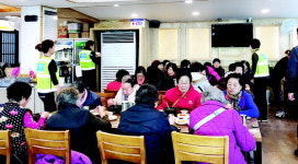 부산 북구 덕천2동 청년회, 경로당 어르신들 식사 대접