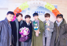 ‘더 이스트라이트’ 멤버들 방배중학교 졸업식 인증샷 보니