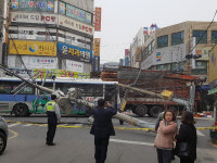 부산 금정구 부곡시장 사거리 전봇대 2대 쓰러져 도로 덮쳐
