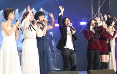 남북 ‘우리의 소원’ 합창…1만2000여 관객도 손잡고 불러