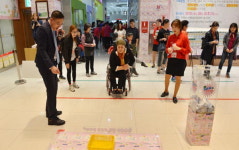 장애인가족돕기 ‘행운의 동전 잡기’ 행사