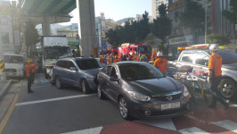 [영상] 부산 10중 추돌 사고...내리막길 속도 못줄인 트레일러
