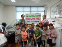 감천1동, 옥천초등학교와 업무협약 및 투명우산 전달