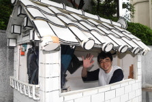 ‘수상한 집’을 이고 다니는 이 남자, 그의 집이 궁금하다