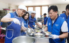한수원 고리본부, 지역주민에 삼계탕 대접